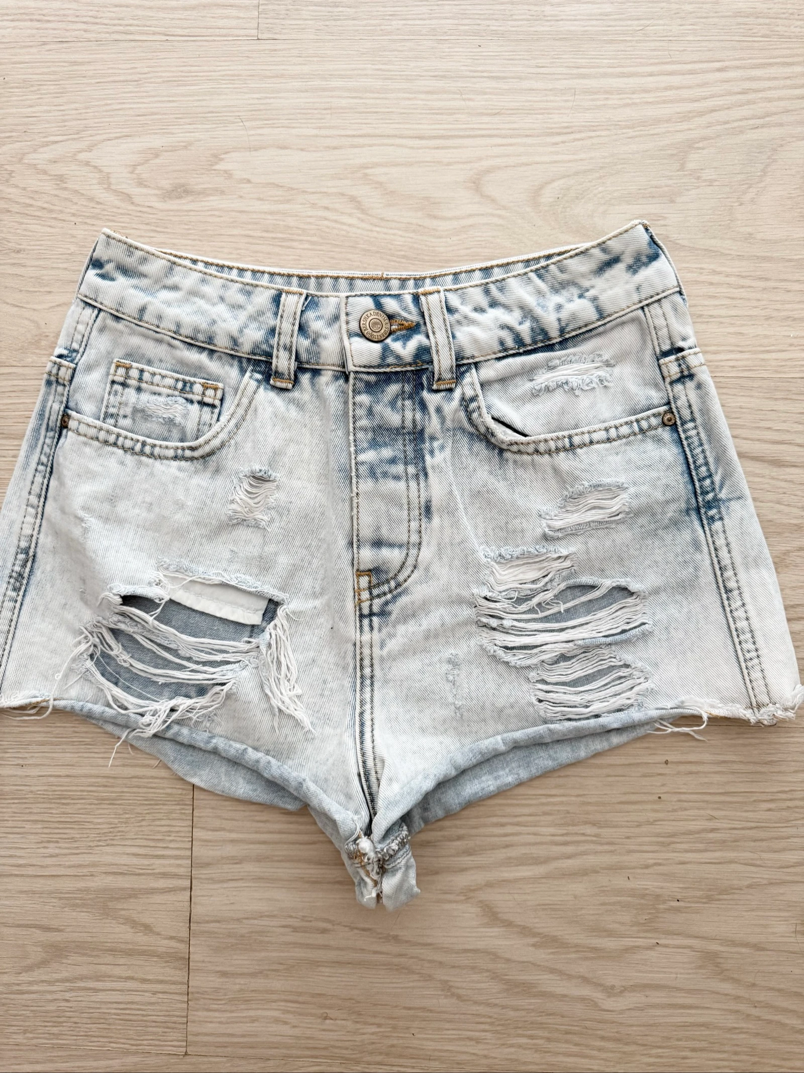 Shorts em jeans azul claro rasgado Bershka tamanho 34 PP – photo 2